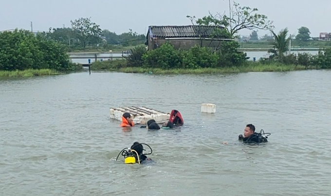 Lực lượng cứu nạn tiếp cận hiện trường đưa nạn nhân xấu số vào bờ. Ảnh: Báo Hà Tĩnh