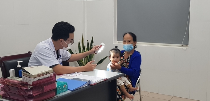  Bác sĩ Bệnh viện Da liễu khám cho 1 trẻ bị bỏng vùng chân, lưng, mặt do tiếp xúc với kiến ba khoang. Ảnh: Báo Thừa Thiên Huế