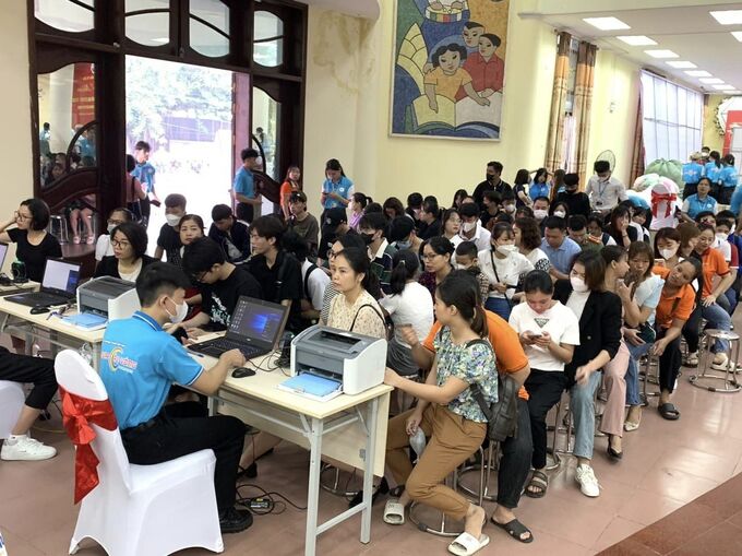 Người dân đăng ký trước khi vào hiến máu