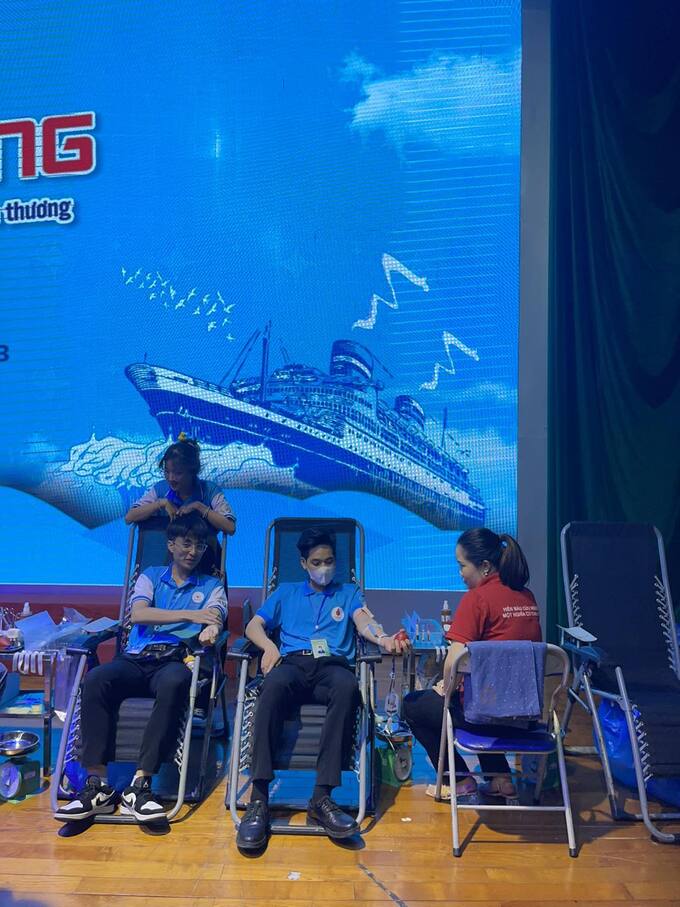 Tình nguyện viên chương trình tham gia hiến máu