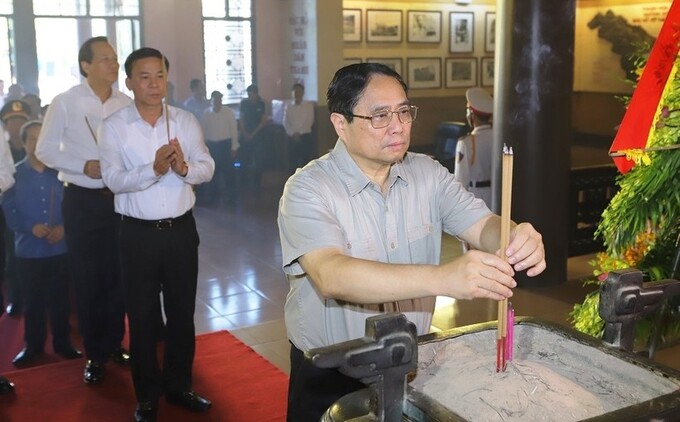 Thủ tướng Phạm Minh Chính cùng đoàn công tác của Chính phủ, lãnh đạo tỉnh Thanh Hóa dâng hoa, dâng hương tưởng nhớ Chủ tịch Hồ Chí Minh