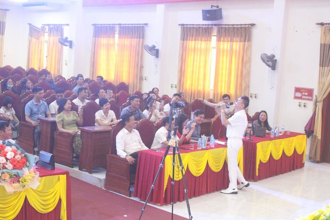 Danh ca Long Nhật hát và giao lưu cùng mọi người tại buổi trao quà