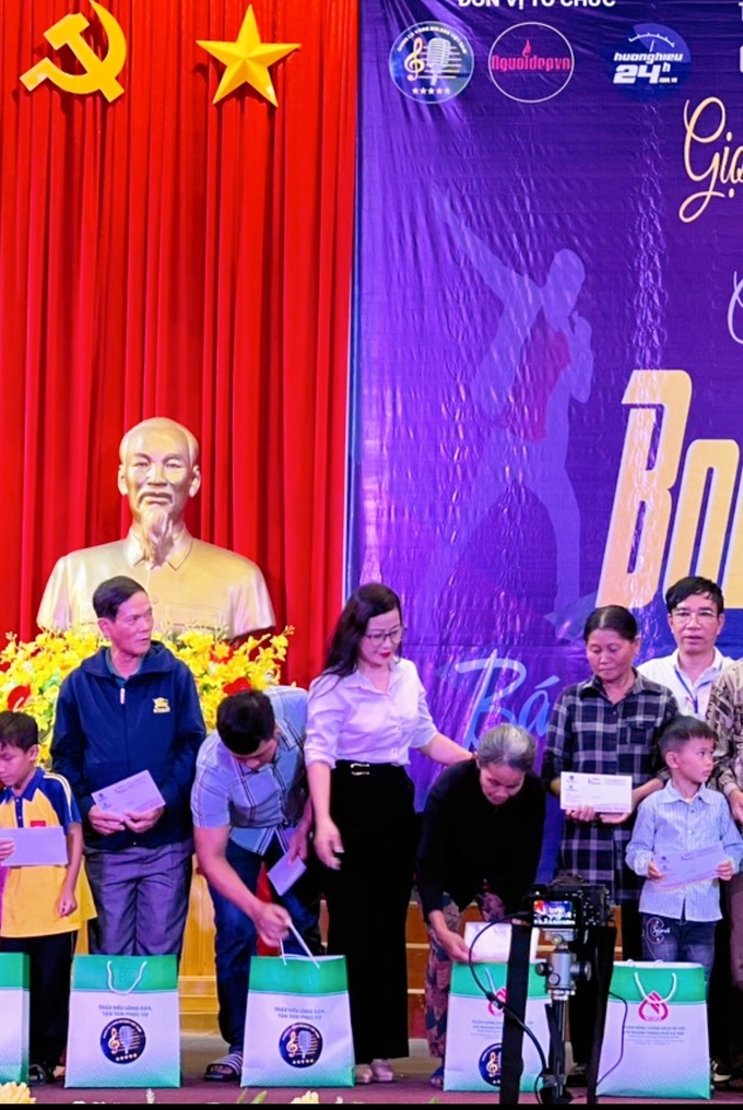 Đại diện Tạp chí Sức Khỏe Cộng Đồng tại Hà Tĩnh trao quà cho các hoàn cảnh khó khăn