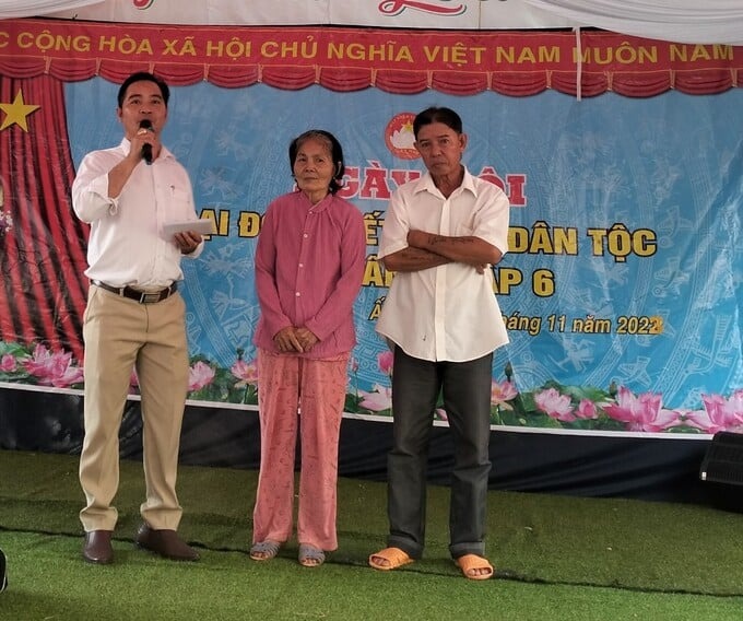 Hỗ trợ tiền mặt cho hai hộ có hoàn cảnh đặc biệt khó khăn