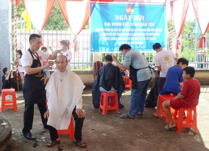 Công ty TNHH MTV Dạy nghề thẩm mỹ X - DUY cắt tóc miễn phí cho bà con trong ấp