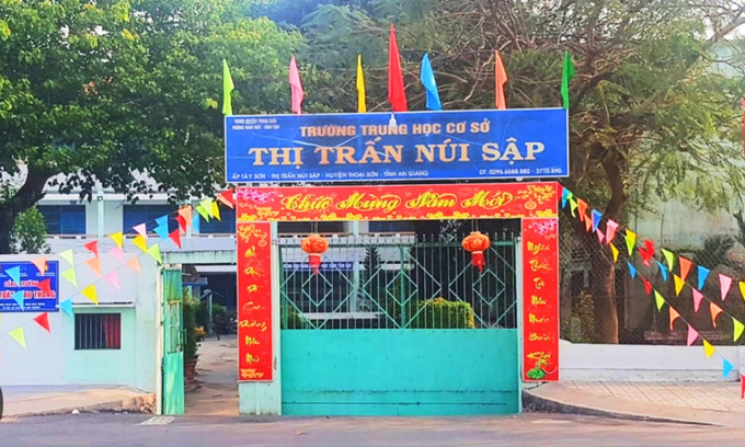 15 em học sinh lớp 7 Trường THCS thị trấn Núi Sập bị ngộ độc do ăn kẹo. Ảnh: VOV