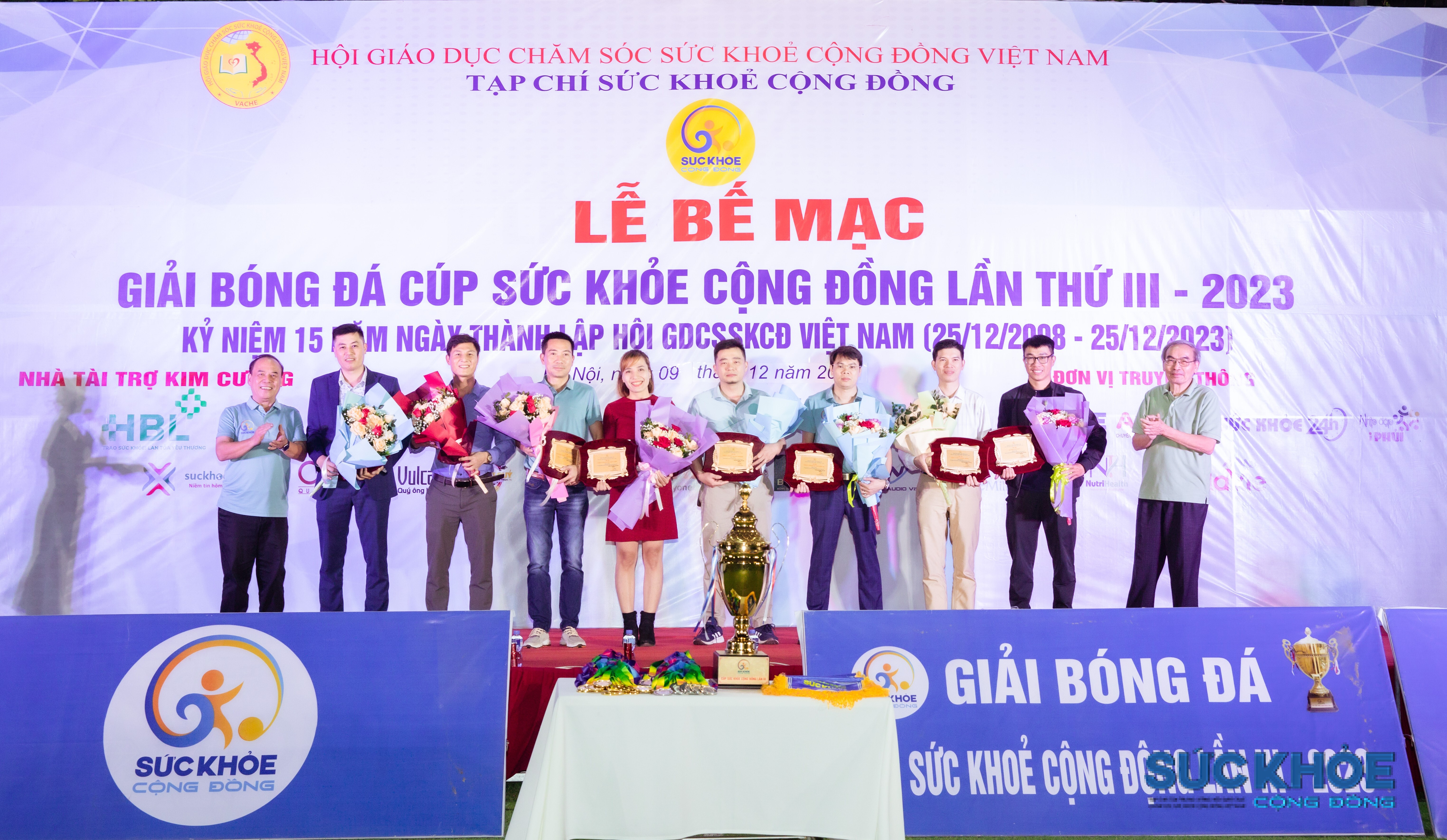 Ban tổ chức trao hoa và quà tri ân cho các nhà tài trợ 