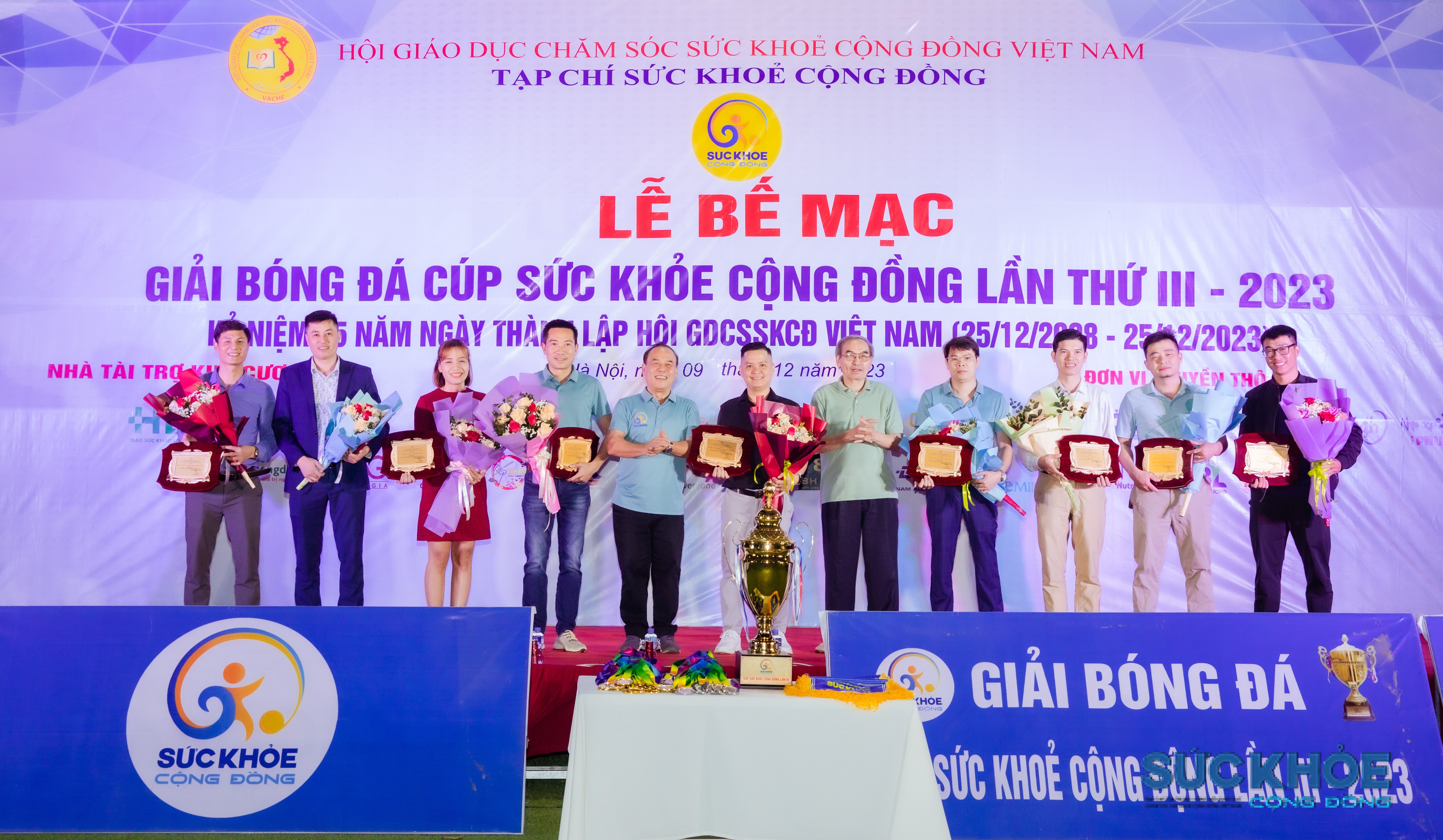 Ban tổ chức trao hoa và quà tri ân cho nhà tài trợ kim cương