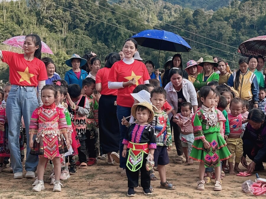 Đoàn thiện nguyện đã để lại ấn tượng sâu sắc với Nhân dân và các em học sinh.