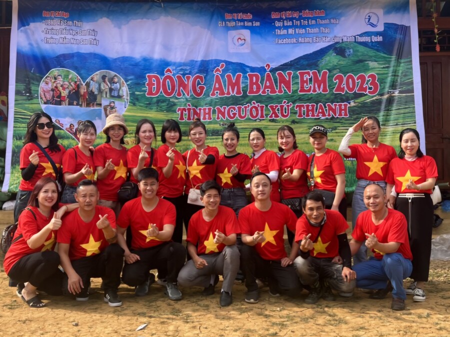 Câu lạc bộ Thiện Tâm Bỉm Sơn đã đến 3 bản Mùa Xuân, Xía Nọi và bản Khà của xã Sơn Thuỷ, huyện Quan Sơn trao quà, thăm hỏi động viên các cháu học sinh.
