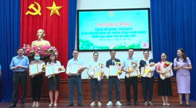 Ban tổ chức tặng giấy khen, thư cám ơn và hoa cho các đơn vị tài trợ ủng hộ quỹ tặng sổ BHXH, thẻ BHYT