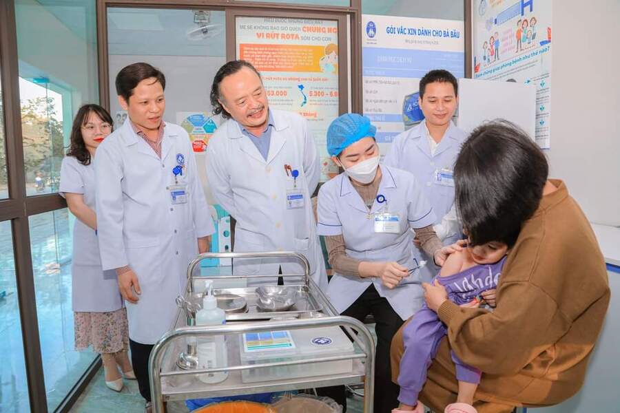 Người dân đến tiêm tiêm vắc xin ngay sau lễ khai trương    
