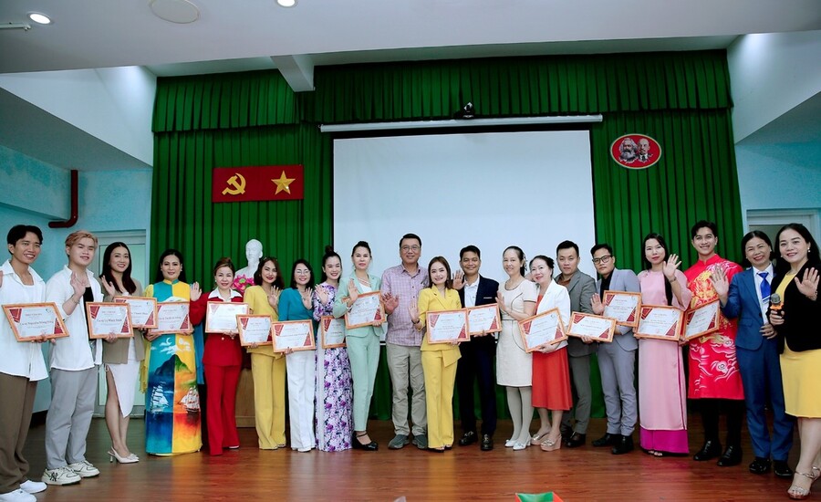 Tiến sỹ, Bác sỹ Nguyễn Thế Vũ - Giám đốc Bệnh viện Quận 7 (vị trí thứ 10, từ bìa trái) trao thư cảm ơn đến đơn vị tổ chức, đồng hành và các nhà tài trợ
