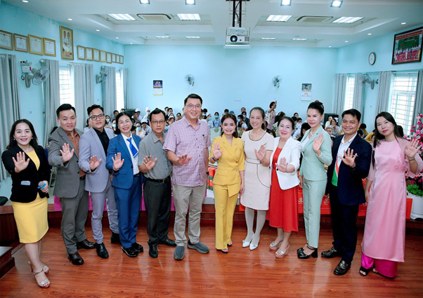Nhà báo Chu Loan – Phó Tổng biên tập Tạp chí Sức khỏe cộng đồng - Giám đốc Trung tâm Truyền thông sự kiện Tạp chí Sức khỏe cộng đồng (vị trí thứ sáu, từ bìa phải), TS.BS Nguyễn Thế Vũ - Giám đốc Bệnh viện Quận 7 (vị trí thứ sáu, từ bìa trái) chụp ảnh cùng các đại diện đơn vị đồng hành, tài trợ