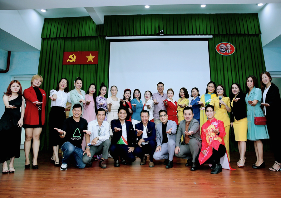 Toàn thể đơn vị tổ chức, đồng hành, tài trợ chụp ảnh lưu niệm