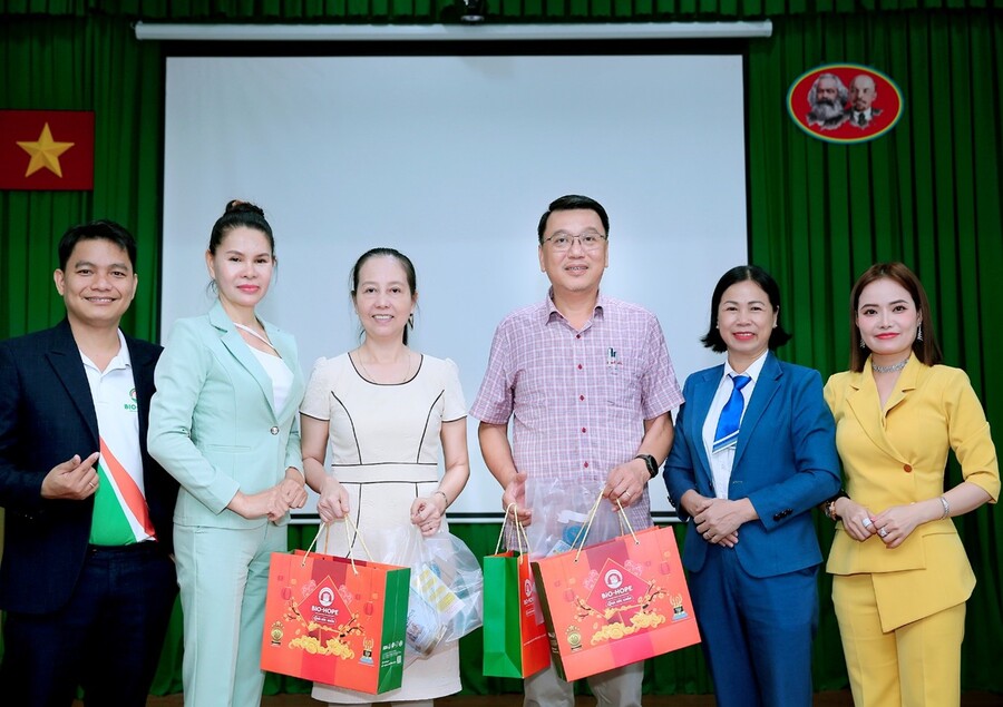 Ông Trần Văn Thắng – GĐ Công ty CP đông trùng hạ thảo BIO – HOPE (ngoài cùng, bìa trái), Bà Phan Thị Nhật Lệ (vị trí thứ hai, từ bìa trái), Bà Huỳnh Thị Tường Đa (vị trí thứ hai, từ bìa phải) và Nhà báo Chu Loan – Phó Tổng biên tập Tạp chí Sức khỏe cộng đồng - Giám đốc Trung tâm Truyền thông sự kiện Tạp chí Sức khỏe cộng đồng (ngoài cùng, bìa phải) tặng các phần quà sức khỏe đến lãnh đạo bênh viện.