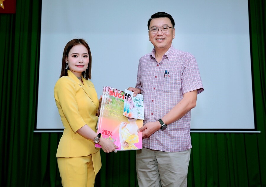 Nhà báo Chu Loan – Phó Tổng biên tập Tạp chí Sức khỏe cộng đồng - Giám đốc Trung tâm Truyền thông sự kiện Tạp chí Sức khỏe cộng đồng tặng Tạp chí và thơ đến TS.BS Nguyễn Thế Vũ - Giám đốc Bệnh viện Quận 7
