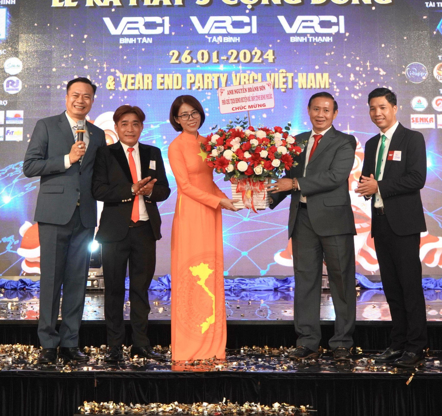 Đại diện 3 Cộng đồng VBCI Bình Tân, VBCI Bình Thạnh và VBCI Tân Bình mới ra mắt tặng hoa kỷ niệm cho sự kiện