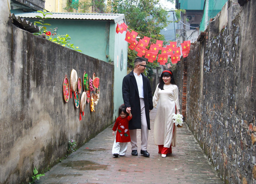 Làng cổ Đông Sơn, được mệnh danh là 1 trong 10 ngôi làng cổ đẹp nhất Việt Nam. Trải qua nhiều giai đoạn thăng trầm của lịch sử, làng cổ Đông Sơn vẫn gìn giữ được những giá trị văn hóa với đặc trưng của làng quê miền Bắc Trung Bộ.
