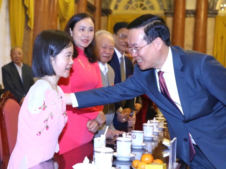 Chủ tịch nước Võ Văn Thưởng trò chuyện cùng đại biểu trong chương trình “Việc tử tế”