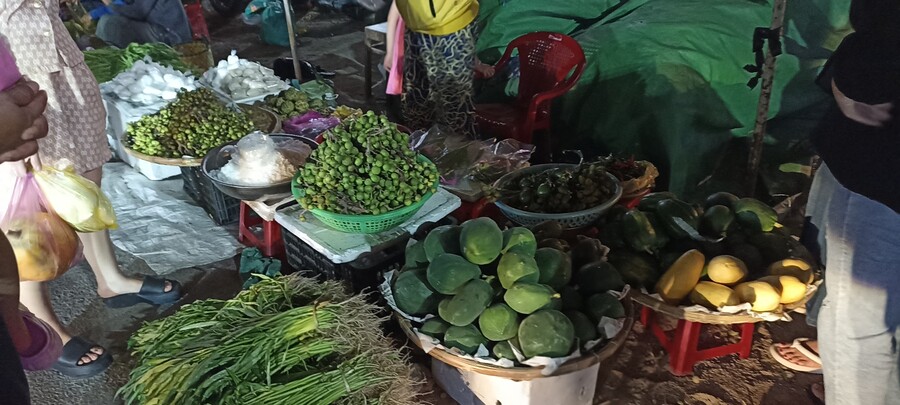 Phiên chợ diễn ra tấp nập, vui tươi