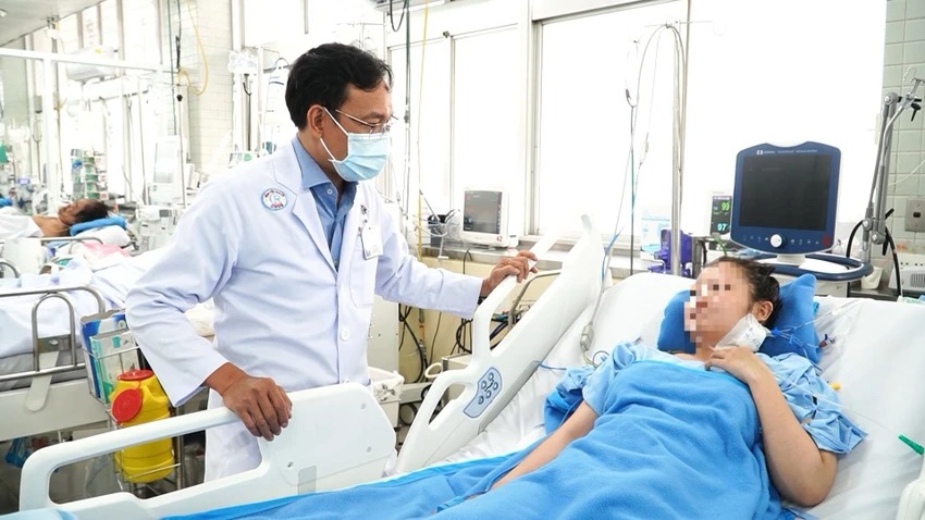ThS.BS Trần Vũ Đức - khoa Ngoại tiêu hóa Bệnh viện Chợ Rẫy thăm khám cho bệnh nhân thoát vị hoành (Ảnh: BVCC)
