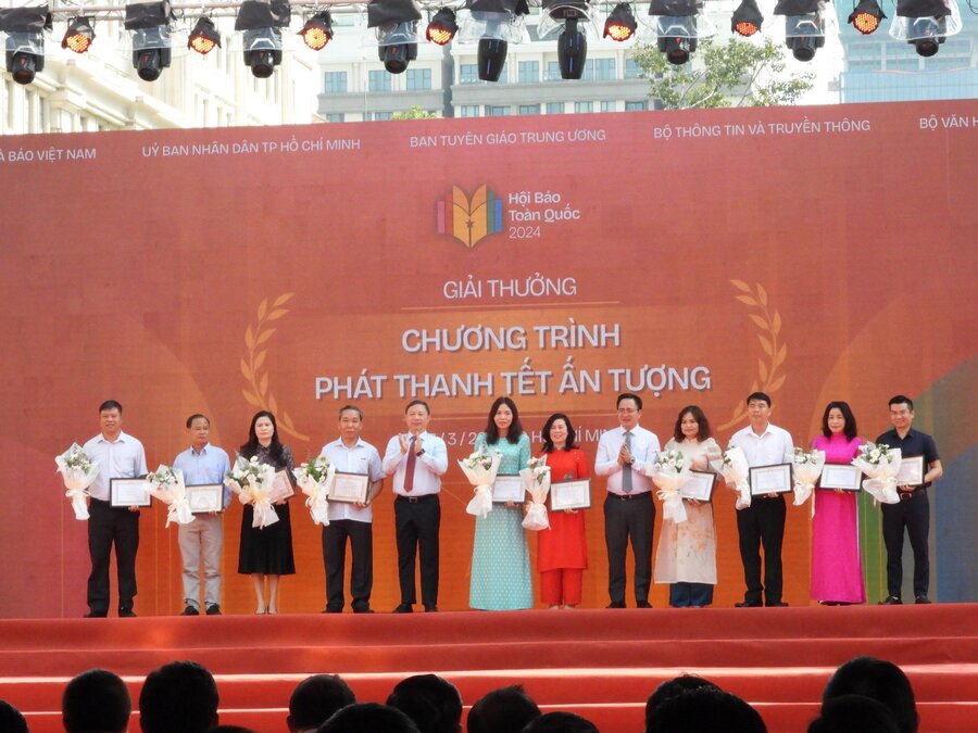 Ban tổ chức trao giải Chương trình Phát thanh Tết ấn tượng cho các cơ quan báo chí