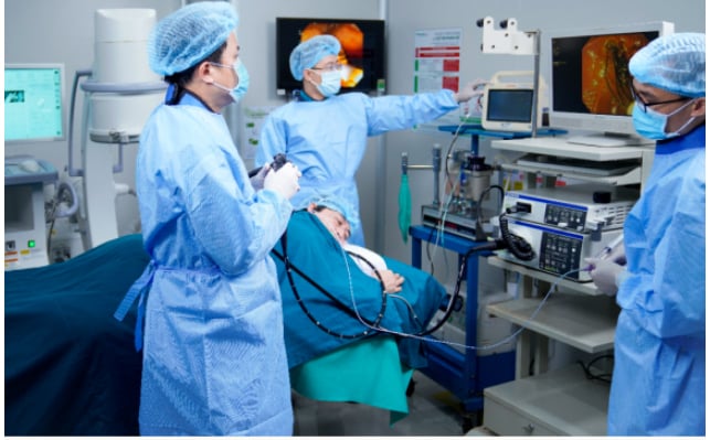 Bác sĩ đang chẩn đoán ung thư vú cho một bệnh nhân (ảnh: BVCC)