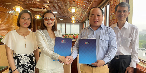 Nhà báo Chu Loan - CT HĐQT, đại diện Công ty CP Truyền hình Du lịch Việt Nam (vị trí thứ hai, từ bìa trái) và Ông Phạm Đình Vương - Giám đốc Trung tâm UNESCO Văn hóa Thông tin Truyền thông - Trưởng Văn phòng đại diện Hội Giáo dục chăm sóc sức khỏe cộng đồng Việt Nam (vị trí thứ hai, từ bìa phải) tại buổi ký kết