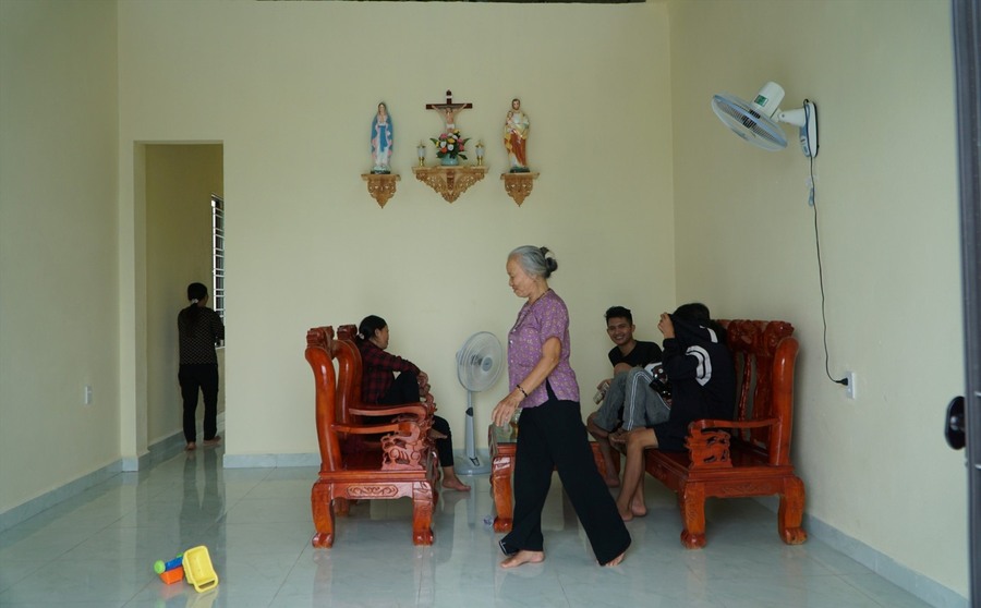 Niềm vui vỡ òa của người dân xóm chài, sau khi được lên bờ sinh sống. Ảnh:QD