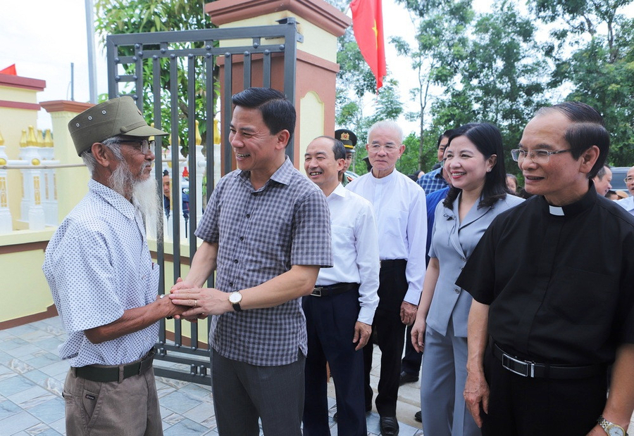 Bí thư Tỉnh ủy Thanh Hóa Đỗ Trọng Hưng trò chuyện cùng người dân được cấp đất và hỗ trợ xây nhà. Ảnh: QD