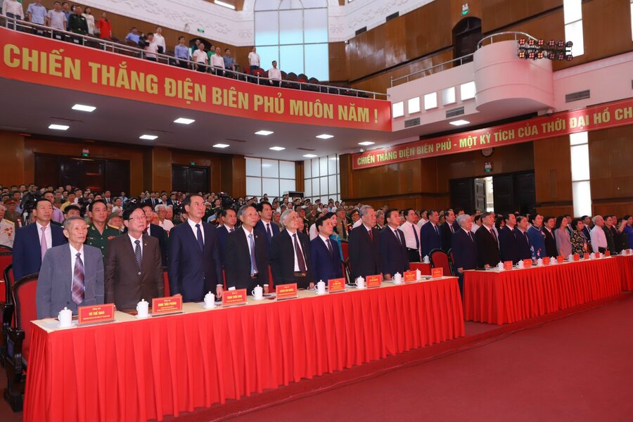 Các đại biểu tham dự buổi gặp mặt, tri ân chiến sĩ Điện Biên
