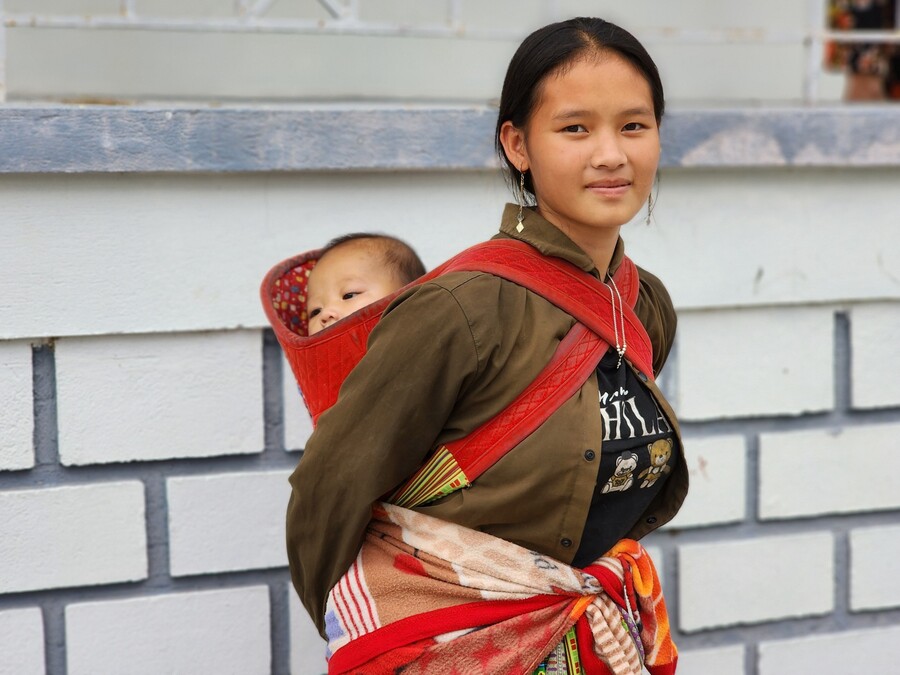 Những mảnh đời làm bố, làm mẹ khi chưa đủ tuổi đã ngăn cản những ước mơ của các em. (Ảnh: ML)