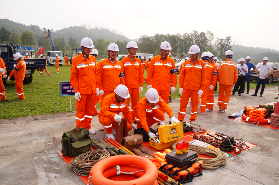 Diễn tập phòng, chống thiên tai và tìm kiếm cứu nạn, xử lý sự cố, an toàn và công nghệ thông tin là một trong những hoạt động trọng tâm, được Công ty Điện lực Thanh Hóa duy trì tổ chức thường niên hàng năm