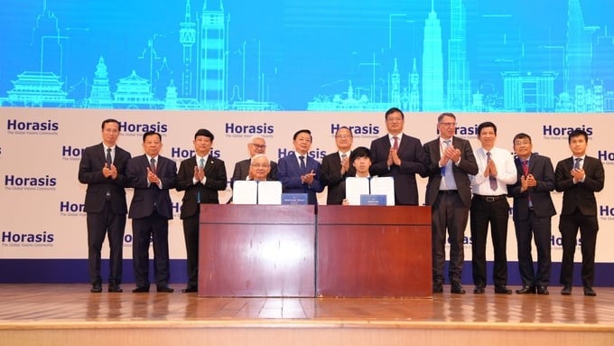 Ký kết Biên bản Ghi nhớ giữa Tổng Công ty Becamex IDC và Tập đoàn Sunwah về trao đổi hợp tác trong các lĩnh vực, đặc biệt tập trung vào lĩnh vực đổi mới sáng tạo, chuyển đổi số, phát triển công nghệ, phát triển bền vững, hướng đến Net Zero