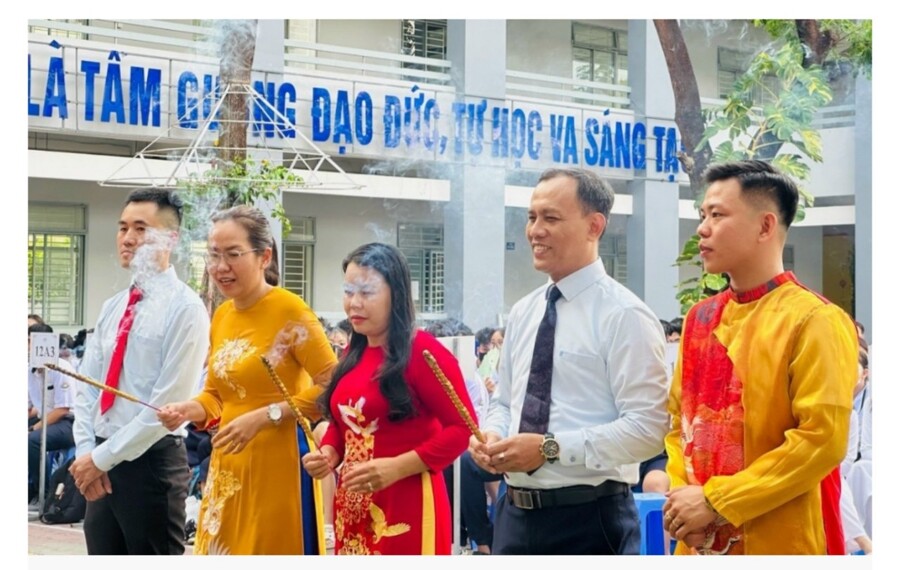 Thầy, cô Trung tâm Giáo dục nghề nghiệp – Giáo dục thường xuyên quận 7 cùng dâng hương lên bàn thờ Quốc Tổ Hùng Vương