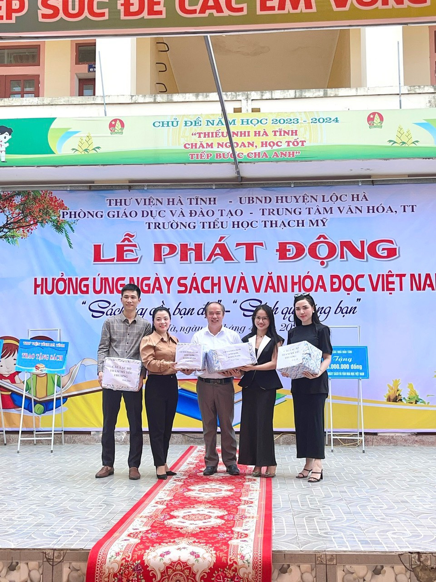 Thầy Lê Đức Dũng, Hiệu trưởng trường Tiểu học Thạch Mỹ nhận sách từ các nhà tài trợ