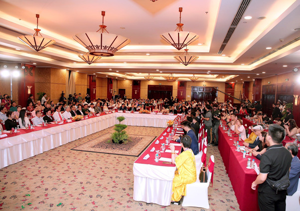 Quang cảnh Hội trường Họp báo nhộn nhịp với hơn 300 Đại biểu, NTT, Khách mời tham dự