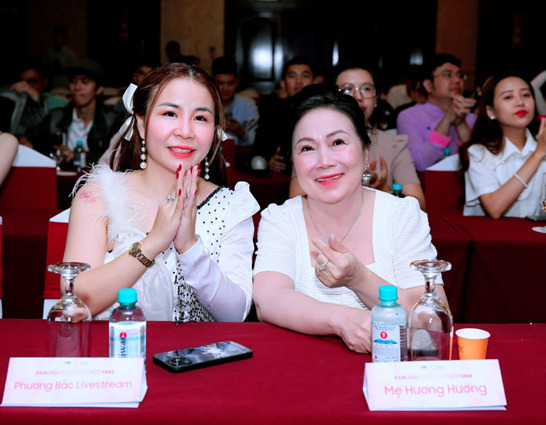 KOLs Mẹ Hương Hương (bên phải), KOLs Phương Bắc Livestream (bên trái) với sứ mệnh là Đại sứ Truyền thông cuộc thi “Hoa hậu Thẩm mỹ Việt Nam” 2024