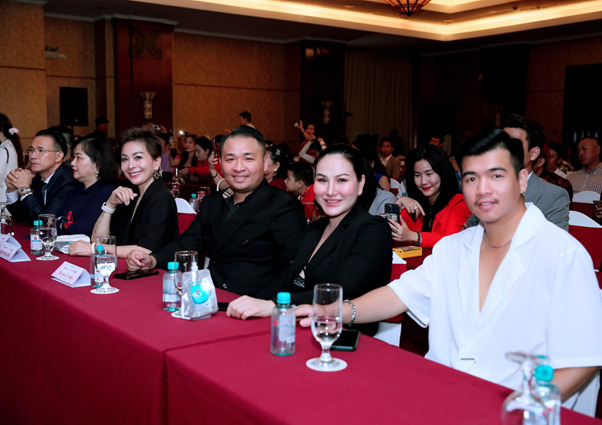 KOLs Hạnh Nguyễn (vị trí thứ 3, từ bìa trái) với sứ mệnh là Đại sứ Truyền thông cuộc thi “Hoa hậu Thẩm mỹ Việt Nam” 2024