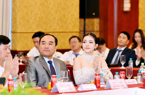  Dr. Nguyễn Rô – Rô Spa Beauty and Clinic (ngoài cùng, bìa phải) với sứ mệnh là Đại sứ Truyền thông cuộc thi “Hoa hậu Thẩm mỹ Việt Nam” 2024