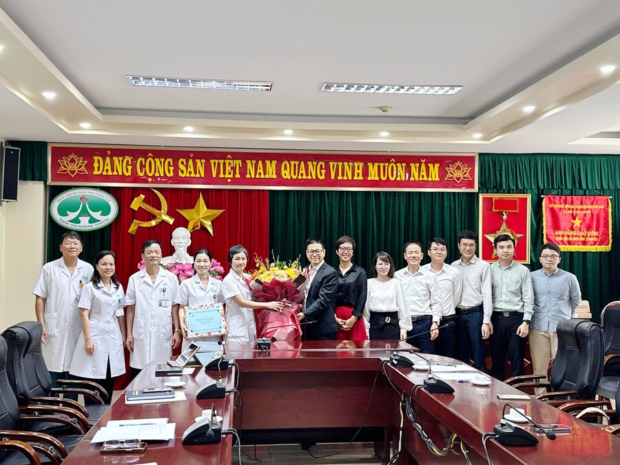 Đại diện Bệnh viện Da liễu Trung ương tặng hoa và quà chúc mừng khai trương Phòng khám chuyên đề bệnh vảy nến cho khoa Da liễu, Bệnh viện Đa khoa tỉnh Thanh Hóa