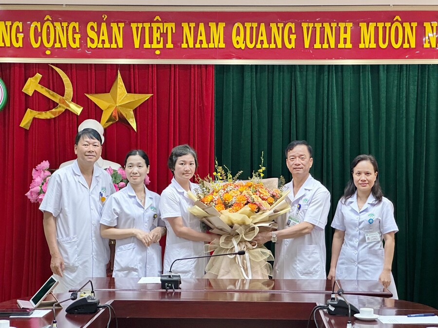 Lãnh đạo Bệnh viện Đa khoa tỉnh Thanh Hóa công bố và trao Quyết định thành lập Phòng khám chuyên đề bệnh vảy nến