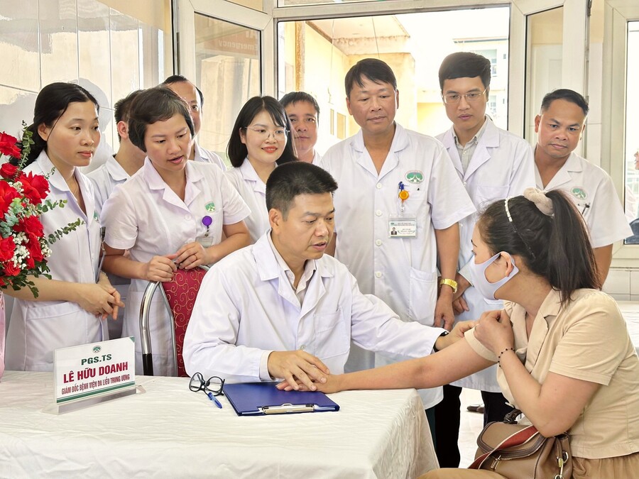 Các chuyên gia của Bệnh viện Da liễu Trung ương hội chẩn các ca bệnh nặng đang điều trị tại khoa Da liễu, Bệnh viện Đa khoa tỉnh Thanh Hóa