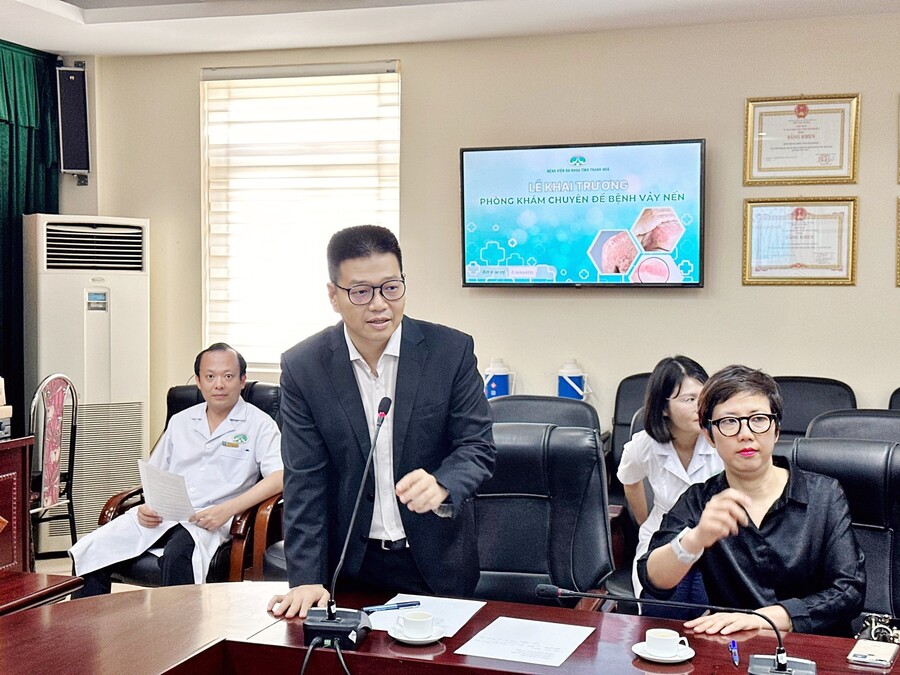 PGS.TS Lê Hữu Doanh – Giám đốc Bệnh viện Da liễu Trung ương phát biểu tại buổi lễ