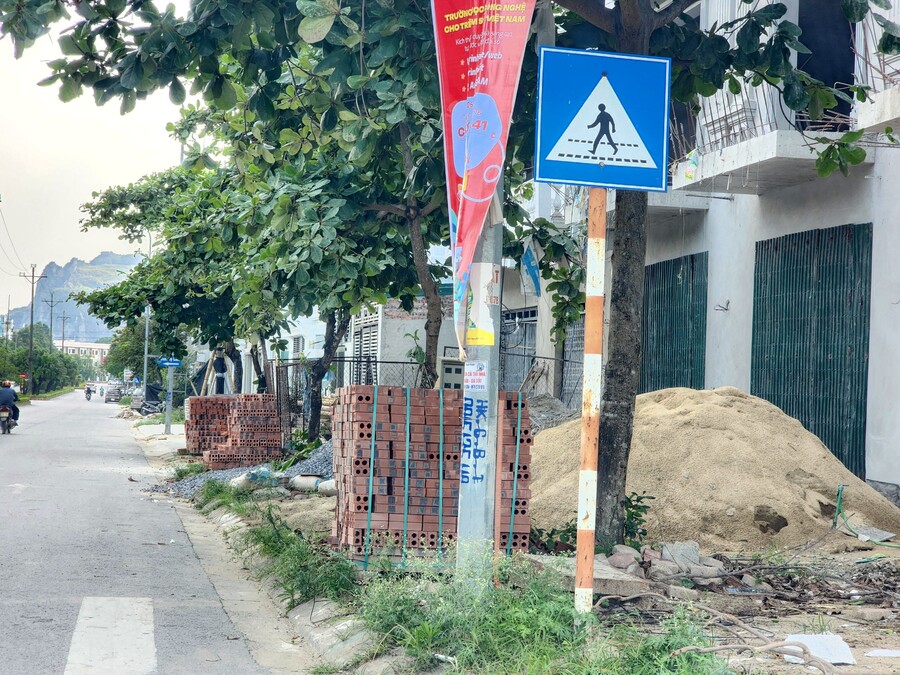 Cát, gạch, đá... lấn chiếm vỉa hè tại khu đô thị mới Đông Sơn, phường An Hưng