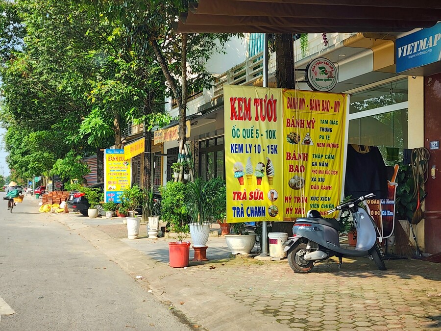 Biển, bảng quảng cáo, chậu hoa,... lấn chiếm vỉa hè khu vực đường Trần Bảo, phường An Hưng