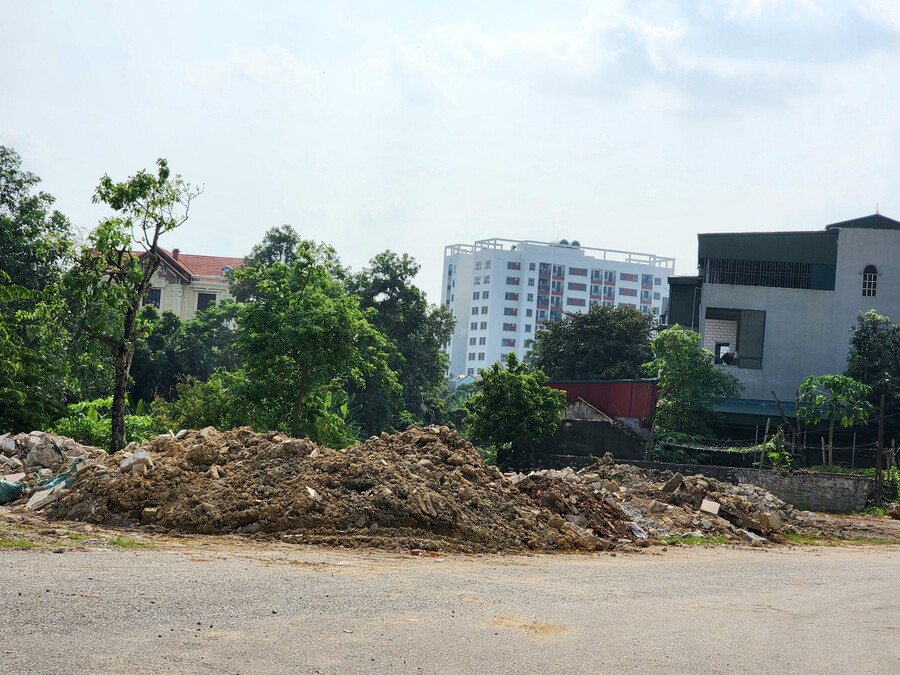 Chất thải xây dựng tập kết tràn lan ra đường giao thông, cạnh khu đô thị Đông Sơn, phường An Hưng