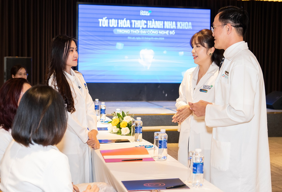 Các bác sĩ thảo luận về những báo cáo được trình bày tại hội thảo “Tối ưu hóa Thực hành Nha khoa trong thời đại công nghệ số”