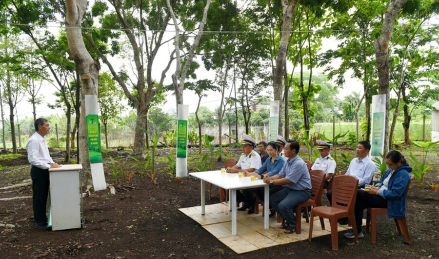 Buổi ký kết bàn giao 100.000 cây xanh cho lực lượng hải quân Vùng 4 giữa vườn ươm trong không gian tươi mát